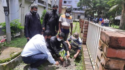 শোক দিবসে বাগেরহাটে খাদ্য সামগ্রী বিতরণ ও গাছের চারা রোপন